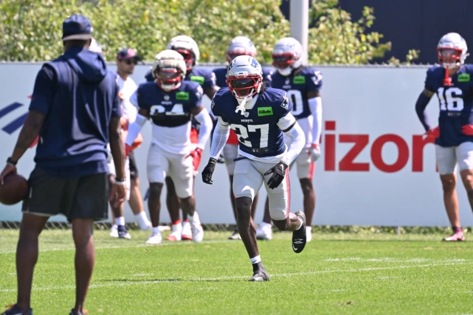 Patriots depth cornerback reportedly suffers torn ACL