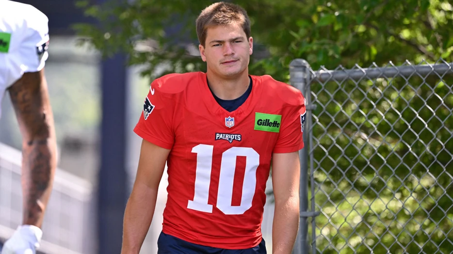 Patriots quarterback Drake Maye’s immediate reaction to Mike Vrabel bleeding after scrum