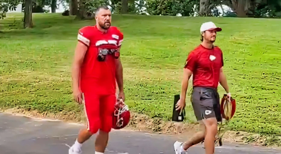 Travis Kelce Snubs Young Fan’s Autograph Request Before Chiefs Practice