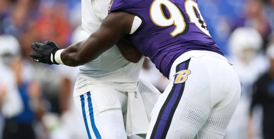 Anthony Richardson dislocates pinky on 7th snap as Colts lose preseason opener