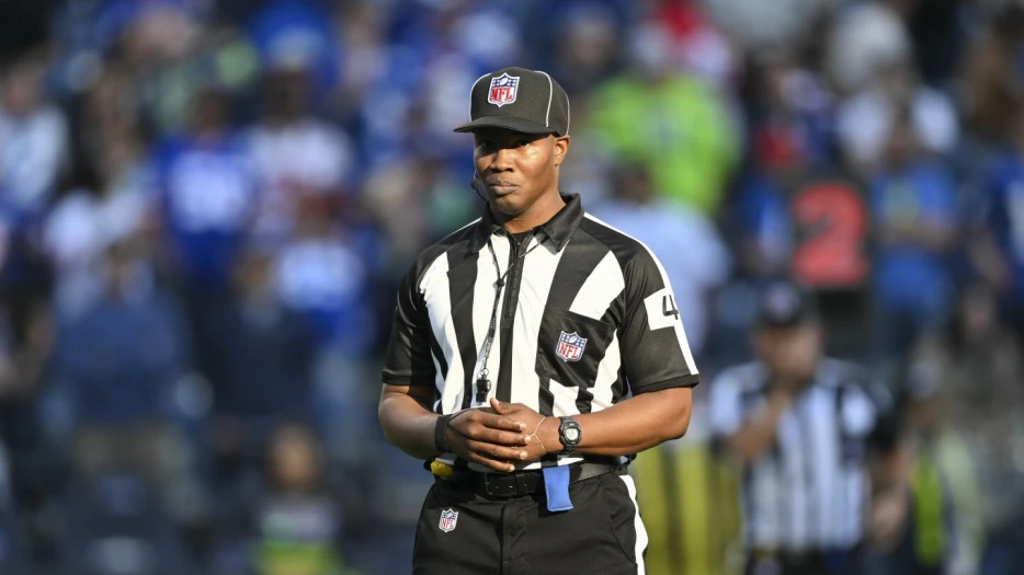 Report: NFL hires six new officials, promotes Alex Moore to referee