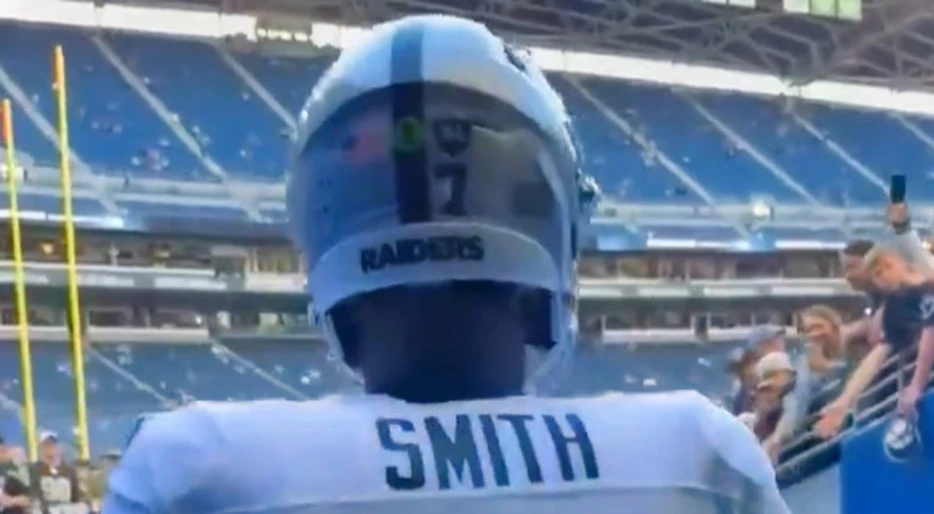Seahawks Fan Took A Nasty Shot At Geno Smith With The Most Disrespectful Sign Before Their Preseason Game vs. Raiders