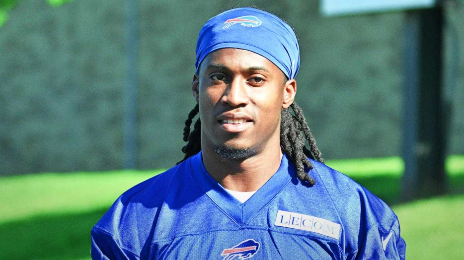 Bills linebacker suffers injury scare vs. Giants
