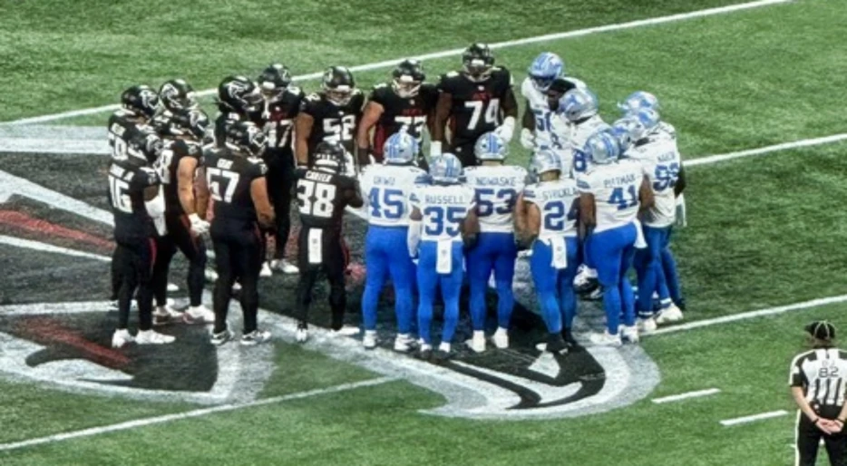 Detroit Lions Star Rushed Away In Ambulance After Suffering Horrifying Injury vs. Falcons, Players Gather To Pray