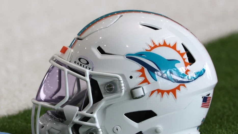 Dolphins promote Chandler Henley to run game specialist