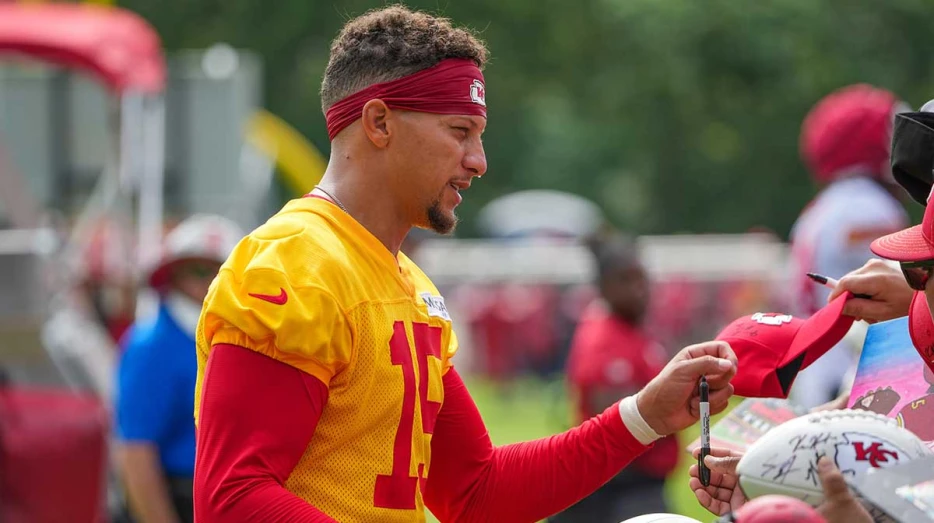 Chiefs’ Patrick Mahomes wastes no time with TD pass in first 2025 preseason game