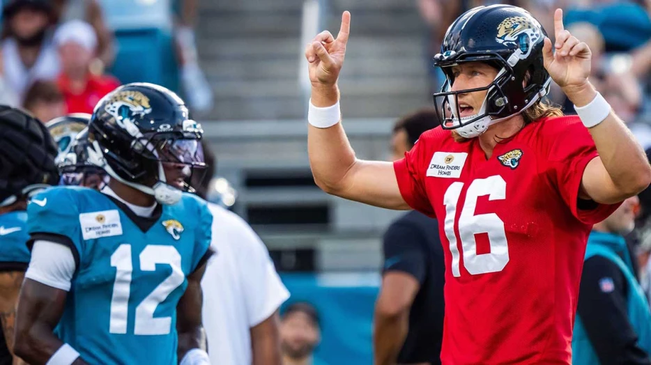 Jaguars fans react to first Trevor Lawrence-Travis Hunter preseason connection