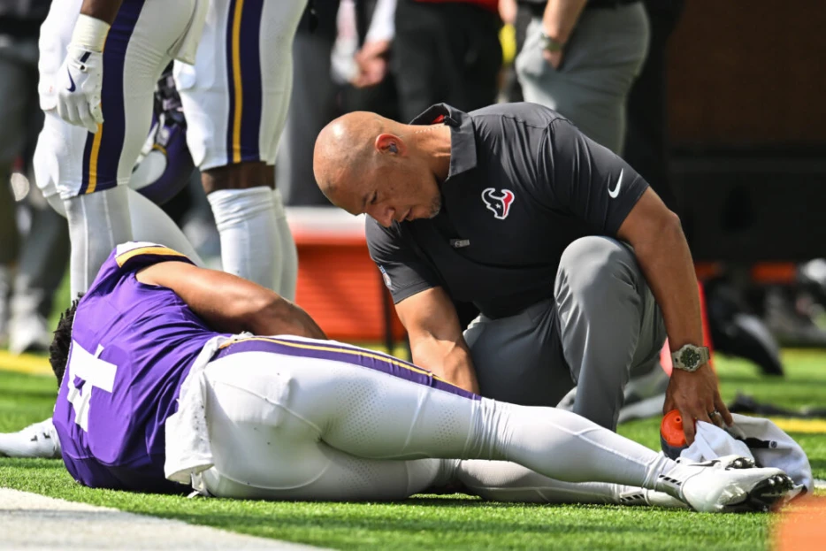 Vikings WR Rondale Moore Suffers Knee Injury, May Be Out For Season