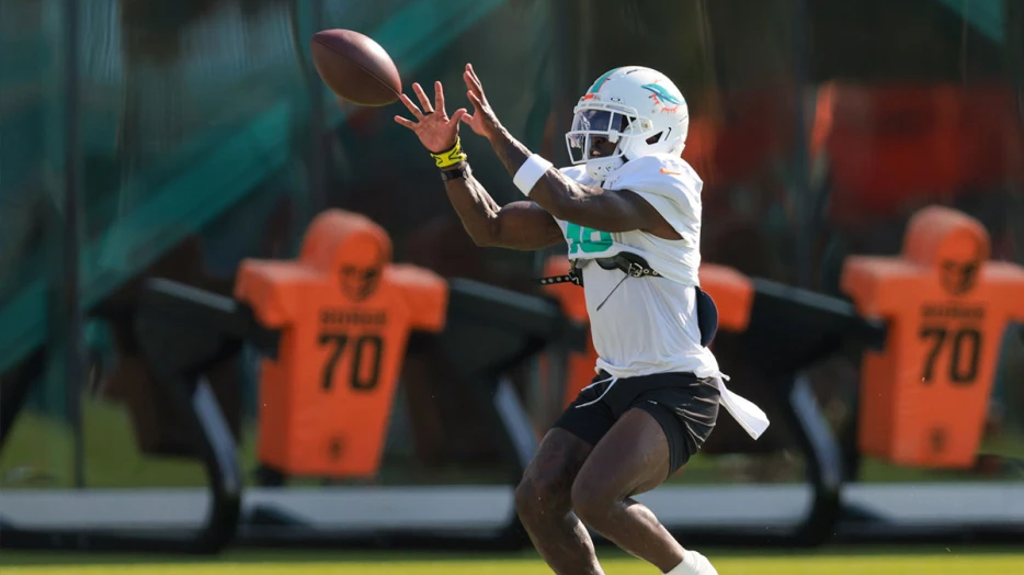 Dolphins rumors: Tyreek Hill trade buzz isn’t going away