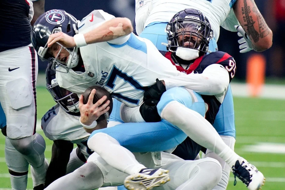 Texans Activated DE Derek Barnett &amp; DT Folorunso Fatukasi