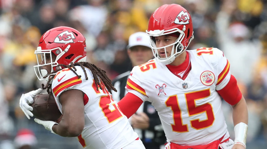 Chiefs QB Patrick Mahomes’ dunk celebration over Kareem Hunt almost ends disastrously