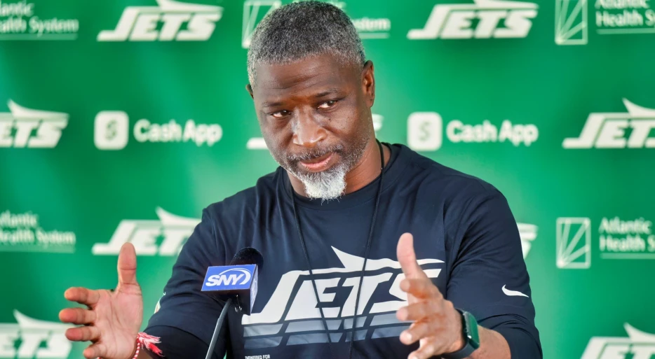 NY Jets Quarterback Out, Undergoes Surgery per HC Aaron Glenn