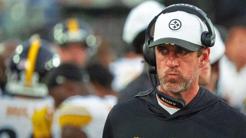 Aaron Rodgers jokingly had to check Steelers teammate trying to coach him up