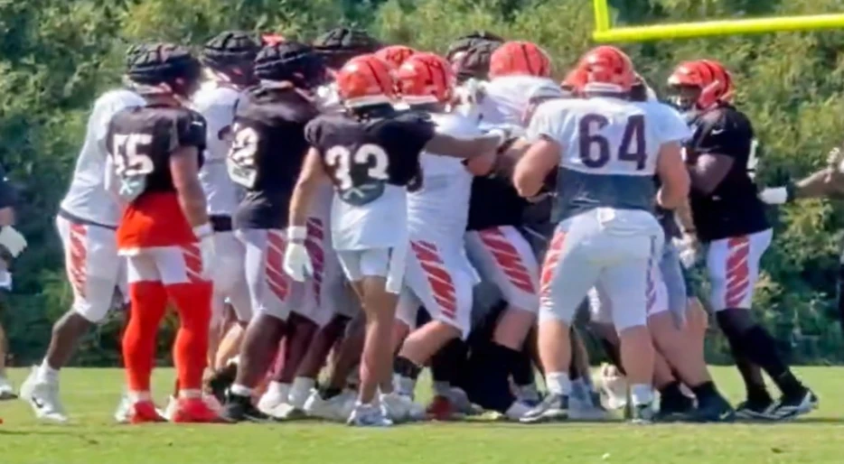 Bengals Rookie Shemar Stewart Sparked An All-Out Team Brawl After Dangerous Hit On Joe Burrow