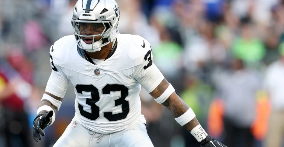 Jamal Adams flies all over field in Raiders, linebacker debut