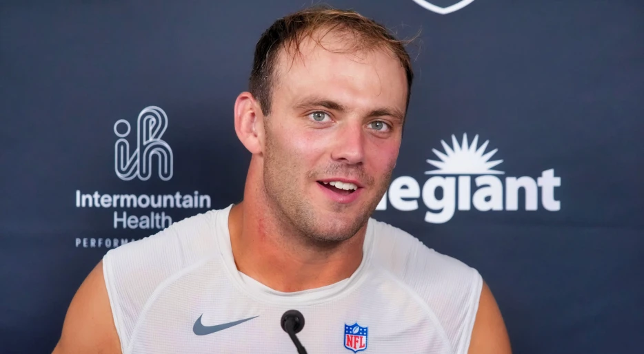 PHOTO: NFL Fans Are Losing Their Mind Over Brock Bowers’ Shocking New ‘Year 2’ Hairstyle After Showing Significant Signs Of Balding During His Rookie Season