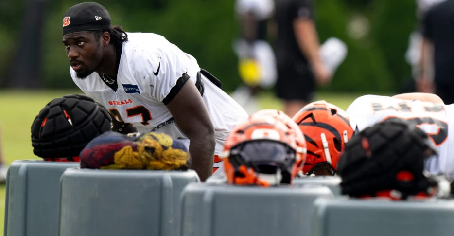 Ted Karras tells Shemar Stewart to “be smarter” after he bumped Joe Burrow in practice
