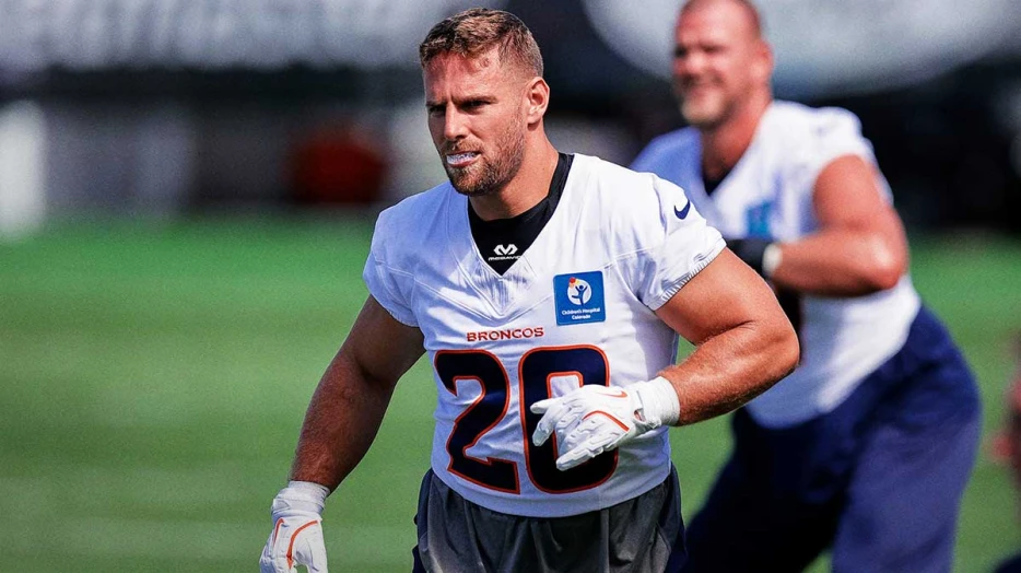 Broncos fullback suffers preseason practice injury