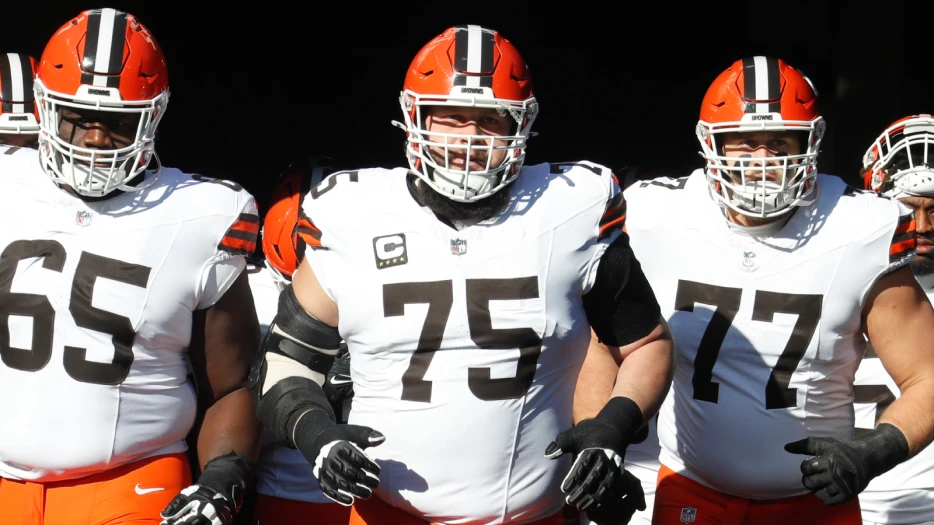 Browns Lineman Crush Morning Beers At Joint Practice After Injured Eagles Player Brought Them A Cooler Of Cold Ones