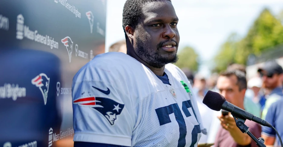 Dolphins sign offensive lineman; place another on IR