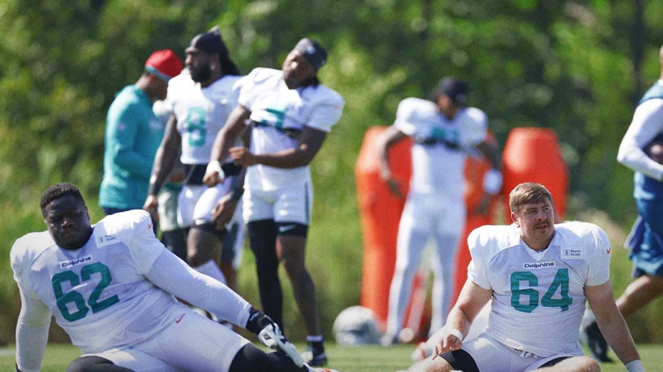 Dolphins signs ex-Patriots 3rd-round pick after season-ending injury