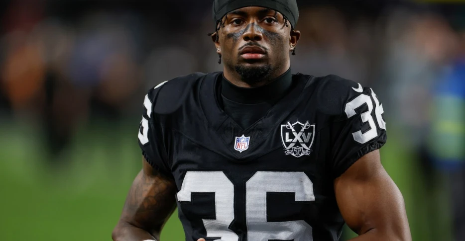 Kyu Blu Kelly boosts roster chances with preseason performance against Seahawks