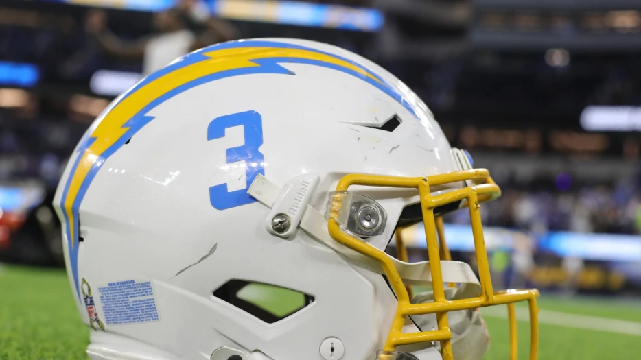 Chargers sign OT Ryan Nelson