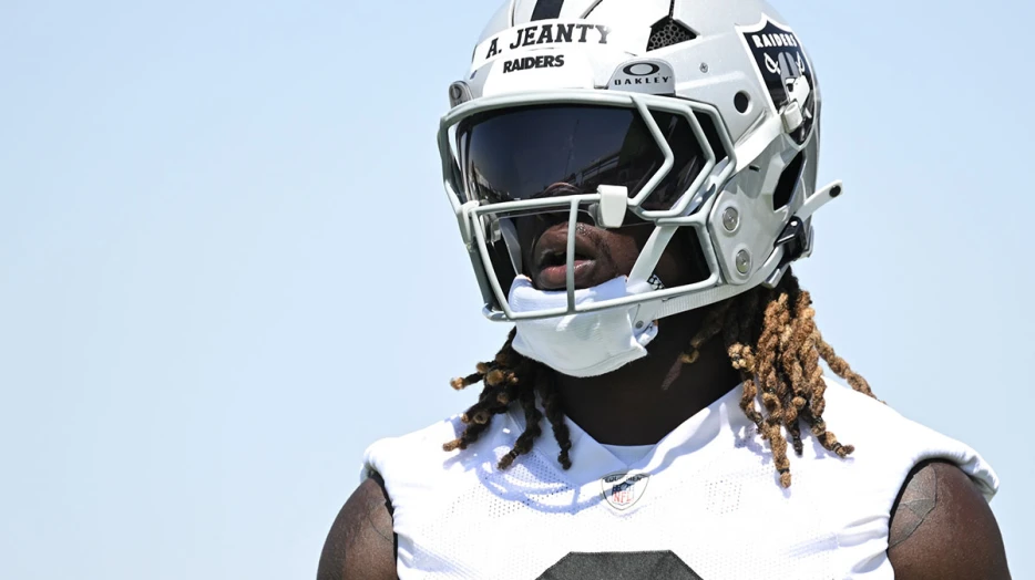 Raiders’ Ashton Jeanty worries fans with injury scare vs. 49ers