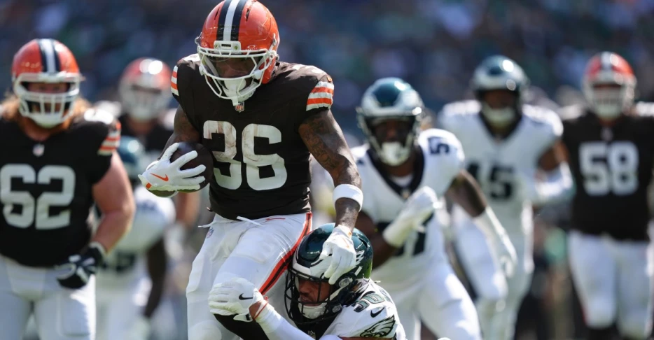 Sunday Dawg Chow (8/17): Entertainers. Competitors. Another preseason win.