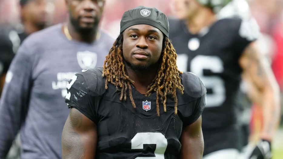 Ashton Jeanty, Dan Campbell team up for 80,000 Applebee’s ‘option play’