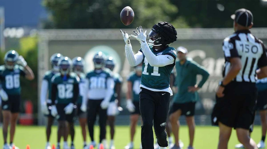 Eagles’ A.J. Brown takes step toward return to practice
