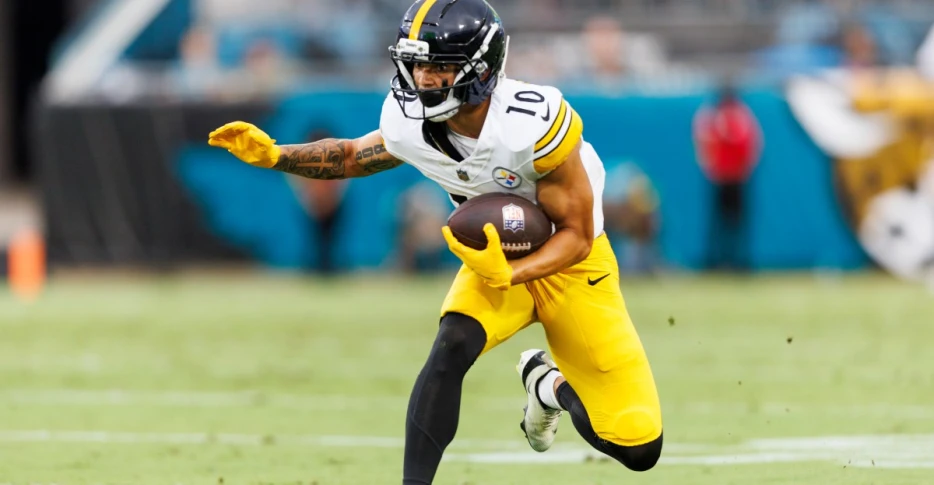 Steelers QB Aaron Rodgers setting bar high for Roman Wilson