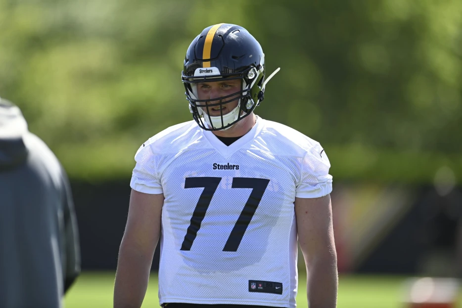 Former Steelers Versatile OL Signs With NFC Contender