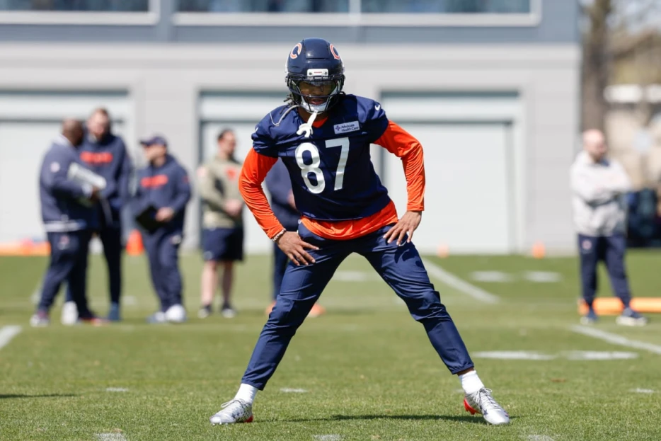 Bears 2025 free agent signing predicted to snag starting spot from Luther Burden