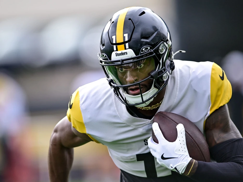 Daily News &amp; Links: New Mini Turf Field Outside of Acrisure Stadium; Former Steelers WR Makes Big Play