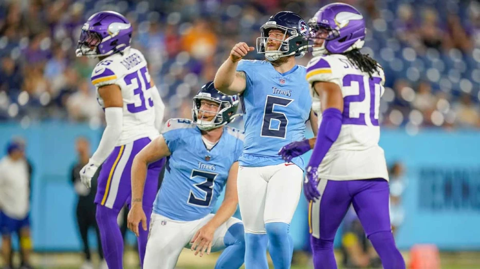 Titans’ Joey Slye hilariously double-doinks a 53-yard field goal