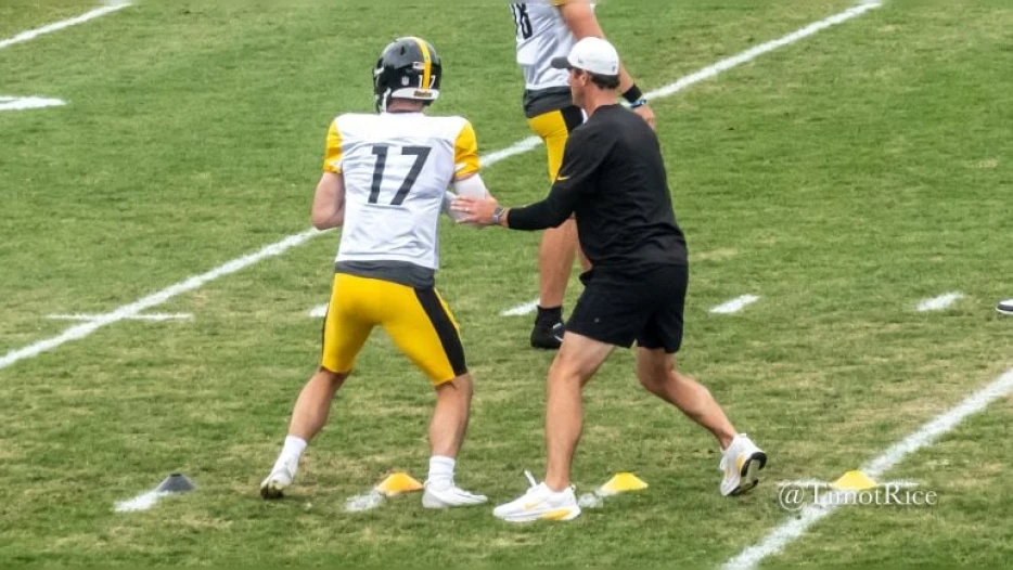Steelers Could Fix Quarterback-Sized Hole On Raiders Roster