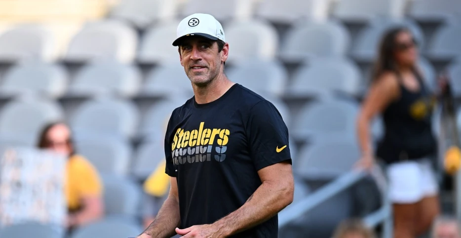 Steelers QB Aaron Rodgers hints at returning in 2026