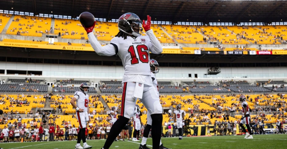 Buccaneers release QBs Trask, Bazelak