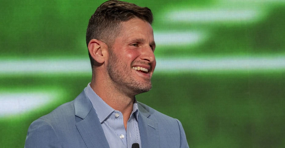 Fleur-de-Links, August 25: Former NFL QB makes his pick between Rattler or Shough