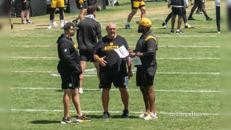 Former Steelers OL Critical Of Pat Meyer After Aaron Rodgers Called Out Group: Culture ‘Should’ve Been Set Forth Already’