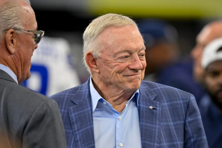 Cowboys Owner Teases Micah Parsons Mother Over Son’s Trade Demands in Viral Moment