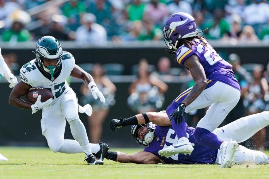 Eagles Releasing WR Ainias Smith
