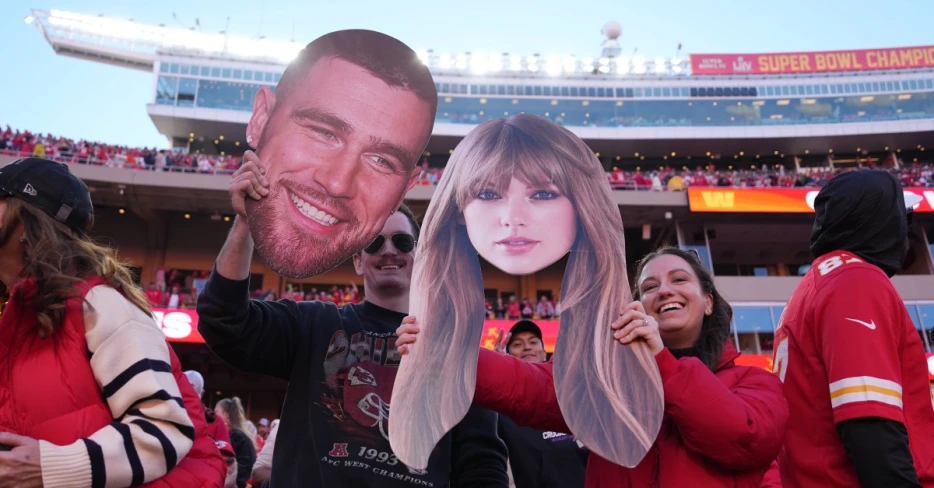 LOOK: Travis Kelce and Taylor Swift are engaged