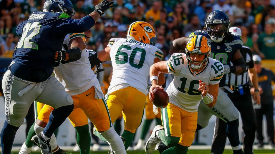 Packers cut 2 QBs amid Jordan Love injury