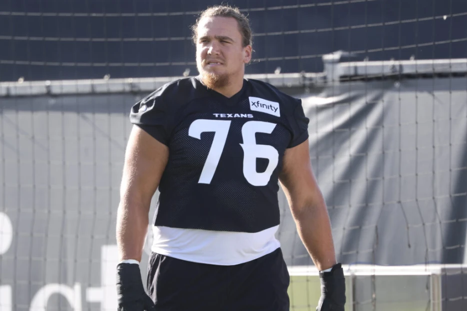 Texans To Trade OL Austin Deculus To Chargers