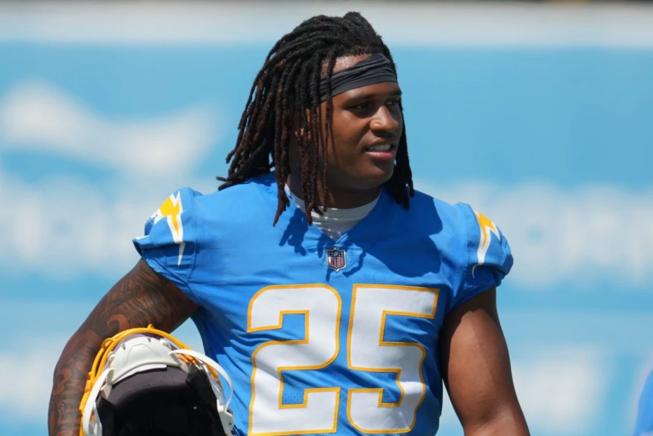 Chargers LB Junior Colson Out For Season With Shoulder Injury