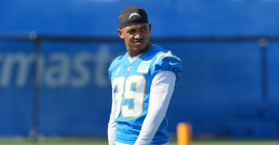 Chargers sign LB Del’Shawn Phillips to active roster, place CB Eric Rogers on IR