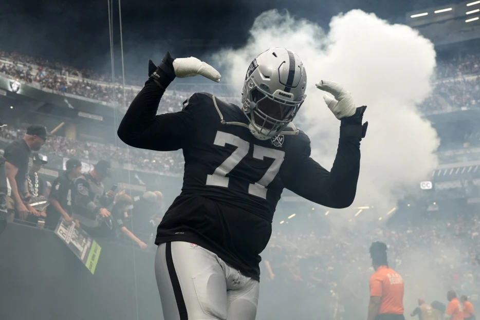 Raiders Cut OT Thayer Munford