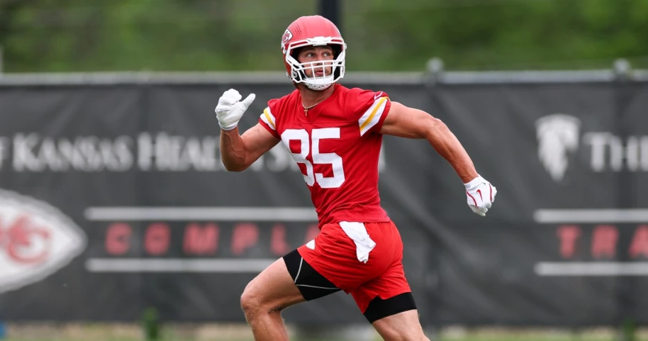 Chiefs make 9 moves on Thursday; sign TE Robert Tonyan to 53-man roster